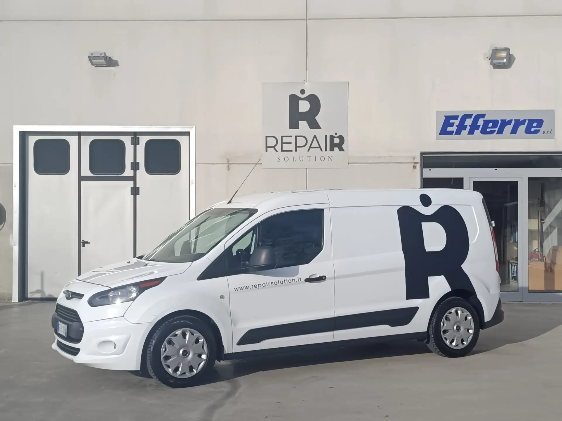 Sede Repair Solution a Campodipietra in Molise con mezzo aziendale