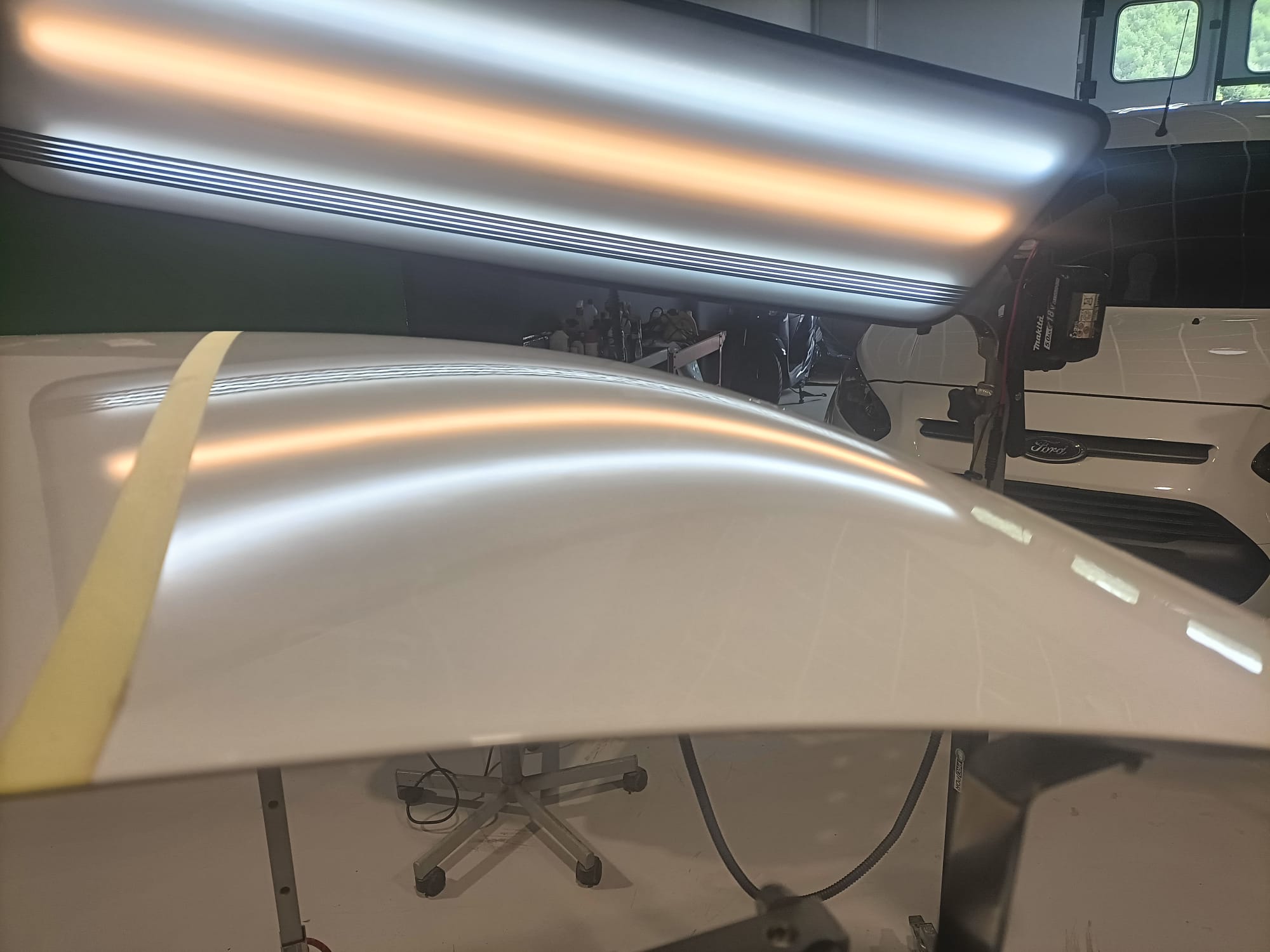 Controllo riflessione lamiera auto con lampada per tecnica PDR