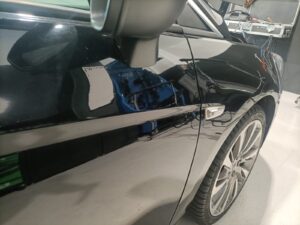 danni da grandine_Bozzo su portiera auto causato dalla grandine