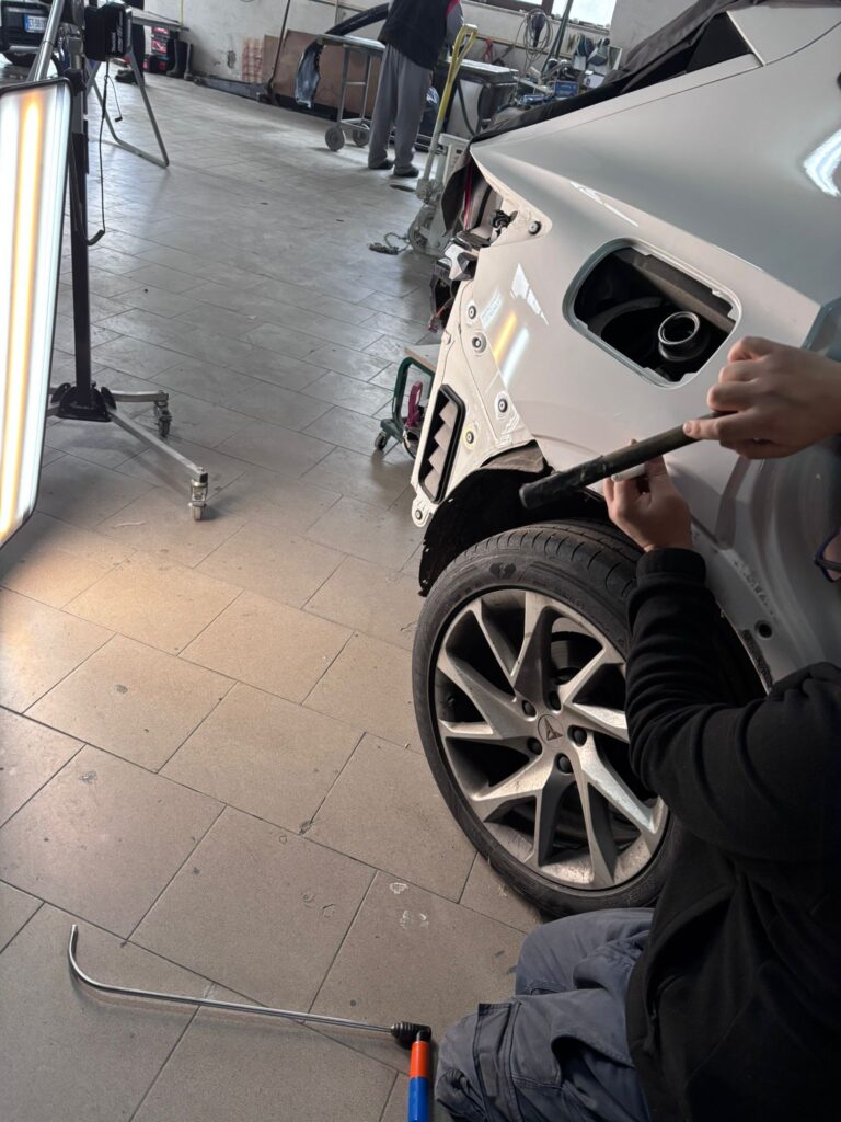 Riparazione auto senza verniciare con tecnica PDR su lamiera integra