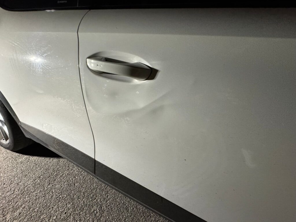 Bozzo su portiera auto causato dalla grandine