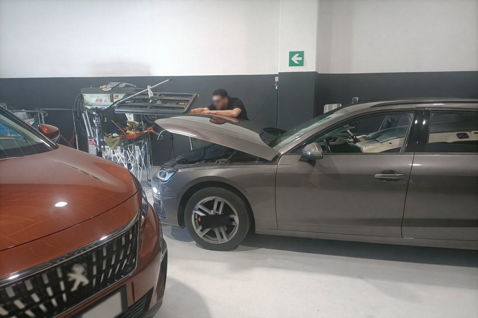 Officina Repair Solution durante intervento di riparazione auto