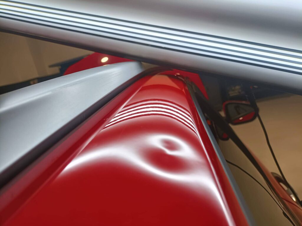 riparazione danni da grandine su montante auto prima dell’intervento PDR